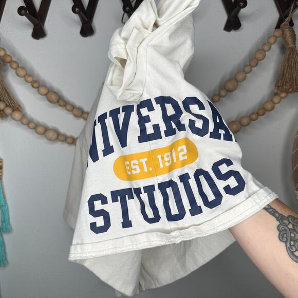 Universal Studios Cream Logo Cropped T - Picture 2 of 4